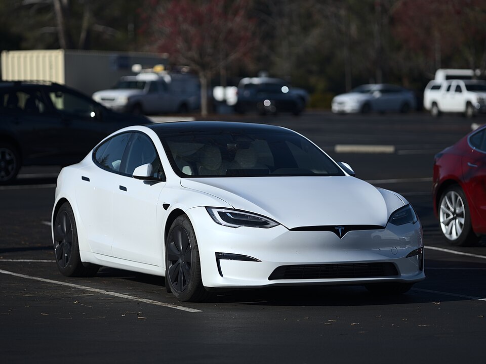 Tesla Model S — Imagen de referencia del modelo base